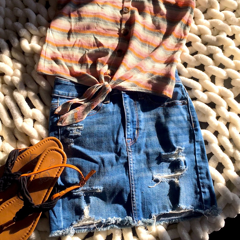 American Eagle US 00 Distressed Denim Mini Skirt